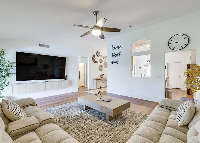 5 Mi To Stadiums! Quiet & Sun-soaked Oasis Holiday home Peoria