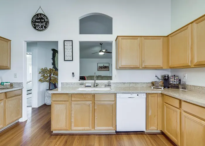 5 Mi To Stadiums! Quiet & Sun-soaked Oasis Holiday home Peoria