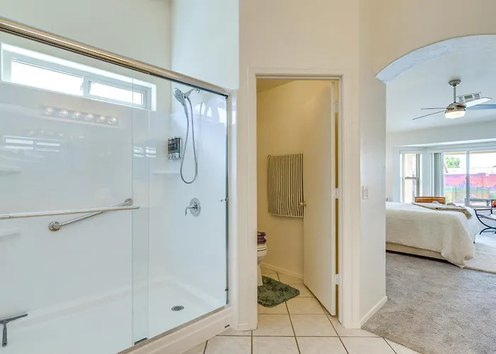 5 Mi To Stadiums! Quiet & Sun-soaked Oasis Holiday home
