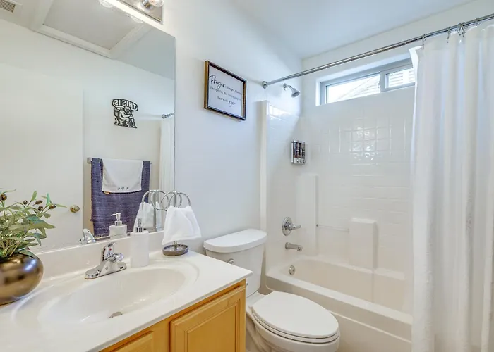 5 Mi To Stadiums! Quiet & Sun-soaked Oasis Holiday home *