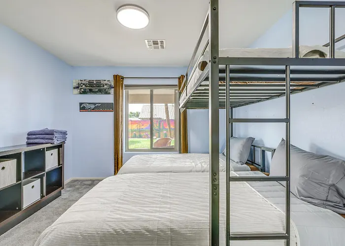 5 Mi To Stadiums! Quiet & Sun-soaked Oasis Holiday home Peoria